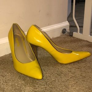 Yellow pointed heels